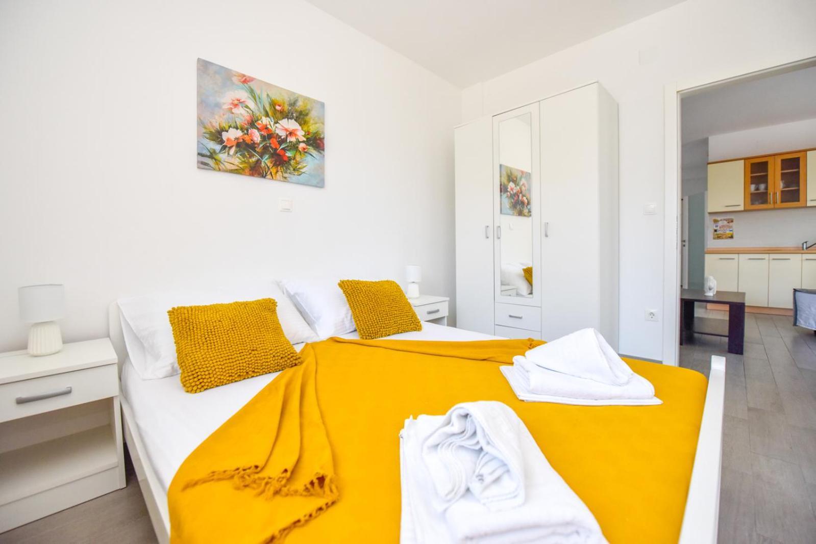 Apartments Yoko Новаля Екстер'єр фото