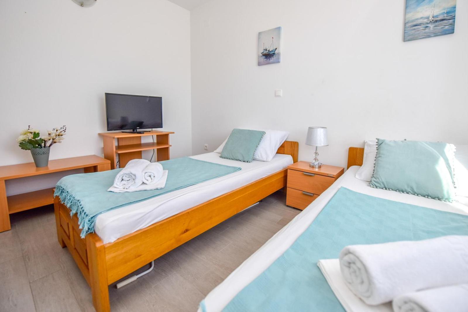 Apartments Yoko Новаля Екстер'єр фото