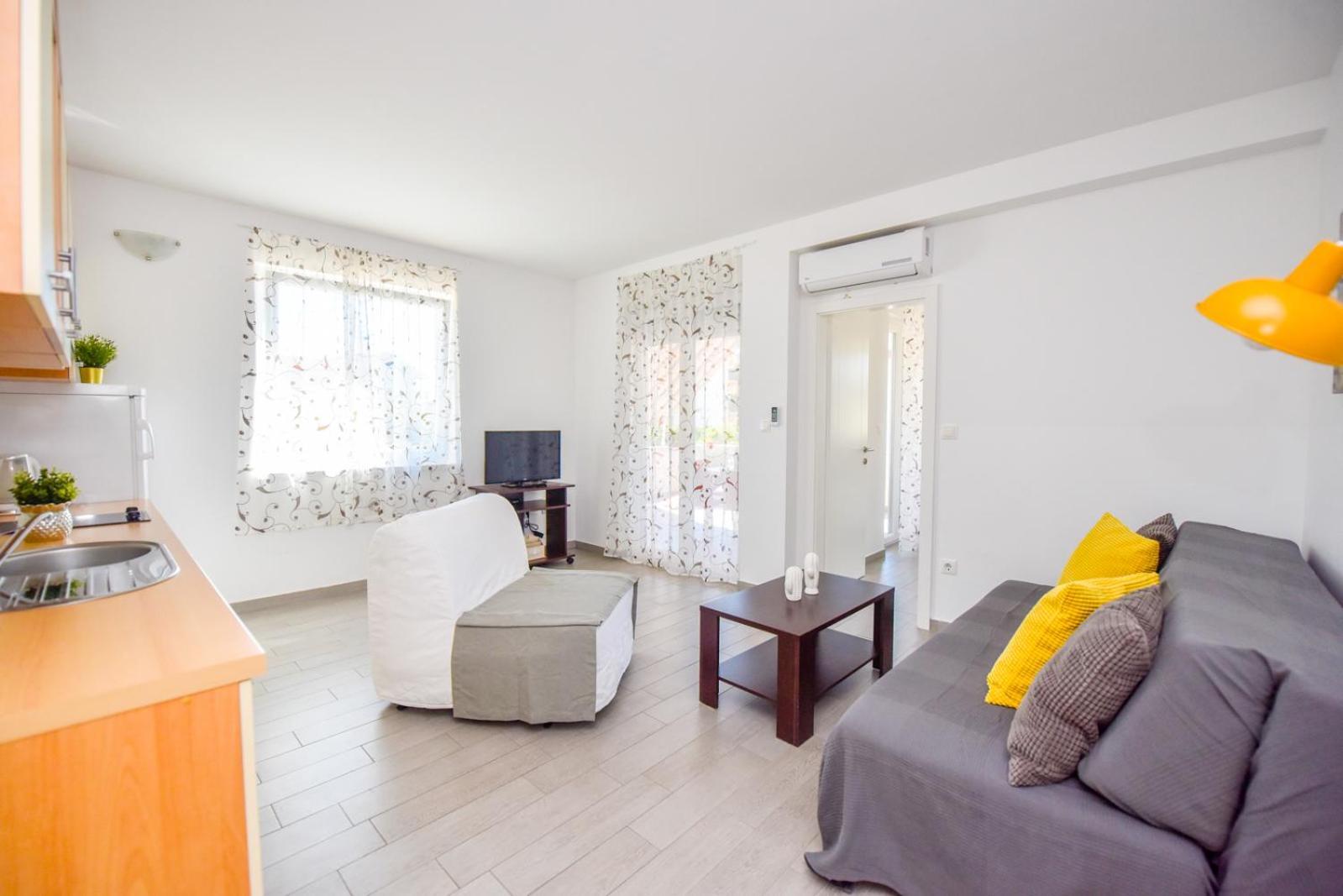 Apartments Yoko Новаля Екстер'єр фото